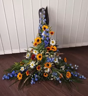 Blumenschmuck für eine Urnenbeisetzung