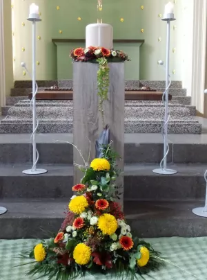 Blumenschmuck bei einer Urnenbeisetzung