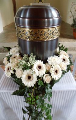 Blumenschmuck Urne