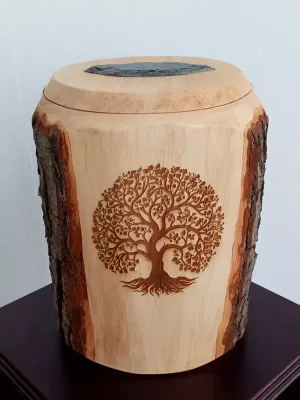 handgefertigte Holzurne aus Erlenholz aus den Wäldern des Südharzes handgefertigte Holzurne aus Erlenholz aus den Wäldern des Südharzes