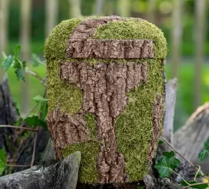 Naturstoffurne, Korkeiche "Baum-Optik" Rinde u. Moos in Handarbeit aufgebracht Naturstoffurne, Korkeiche "Baum-Optik" Rinde u. Moos in Handarbeit aufgebracht