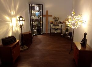 Ausstellung von Urnen im Bestattungshaus von Chamier Ausstellung von Urnen im Bestattungshaus von Chamier