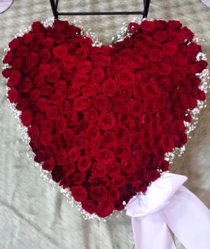 Blumenschmuck - rote Rosenblüten gebunden in Herzform Blumenschmuck - rote Rosenblüten gebunden in Herzform