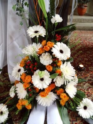 Blumenschmuck mit weißen und gelben Blüten und Gebinde Blumenschmuck mit weißen und gelben Blüten und Gebinde