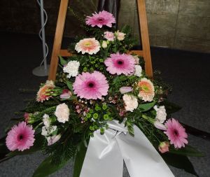 Blumenschmuck mit rosa und weißen Blüten - Urnenbeisetzung Blumenschmuck mit rosa und weißen Blüten - Urnenbeisetzung