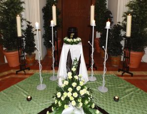 Blumenschmuck aus gelben Blüten für eine Urnenbeisetzung Blumenschmuck aus gelben Blüten für eine Urnenbeisetzung