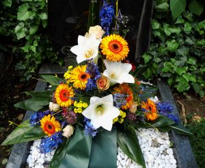 Blumenschmuck mit blau-gelb-weißen Blüten als Grab-Schmuck Blumenschmuck mit blau-gelb-weißen Blüten als Grab-Schmuck
