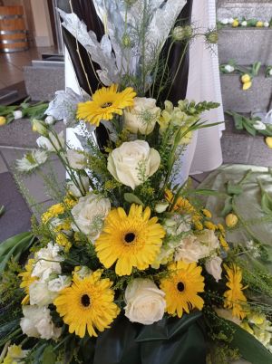 Blumenschmuck mit weißen und gelben Blüten und Gebinde Blumenschmuck mit weißen und gelben Blüten und Gebinde