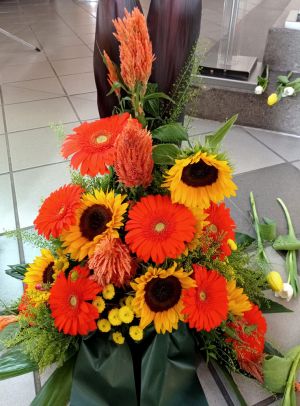 Blumenschmuck mit orangen und gelben Blüten Blumenschmuck mit orangen und gelben Blüten