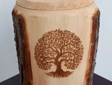 handgefertigte Holzurne aus Erlenholz aus den Wäldern des Südharzes