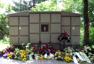 Kolumbarium auf dem Nordfriedhof in Jena mit Blumenschmuck