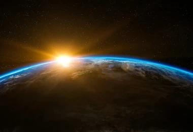 Weltraumbestattung: Sonnenaufgang hinter der Erde aus dem Weltraum fotografiert