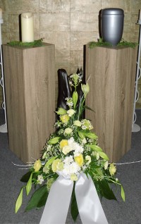 Blumenschmuck bei einer Urnenbeisetzung