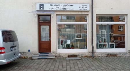 Aussenansicht Bestattungshaus von Chamier - Schaufenster und Eingang
