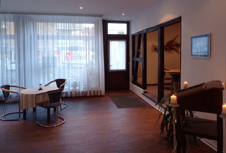 Unsere Geschäftsräume mit Sitzgruppe und Dekoration - Bestattungshaus von Chamier