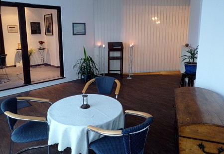 Unsere Geschäftsräume mit Sitzgruppe und Dekoration - Bestattungshaus von Chamier